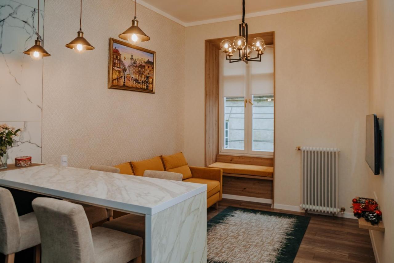 V.I.P Apartments Dominikanos Lviv Bagian luar foto